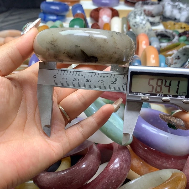 未镶嵌手镯石英质玉