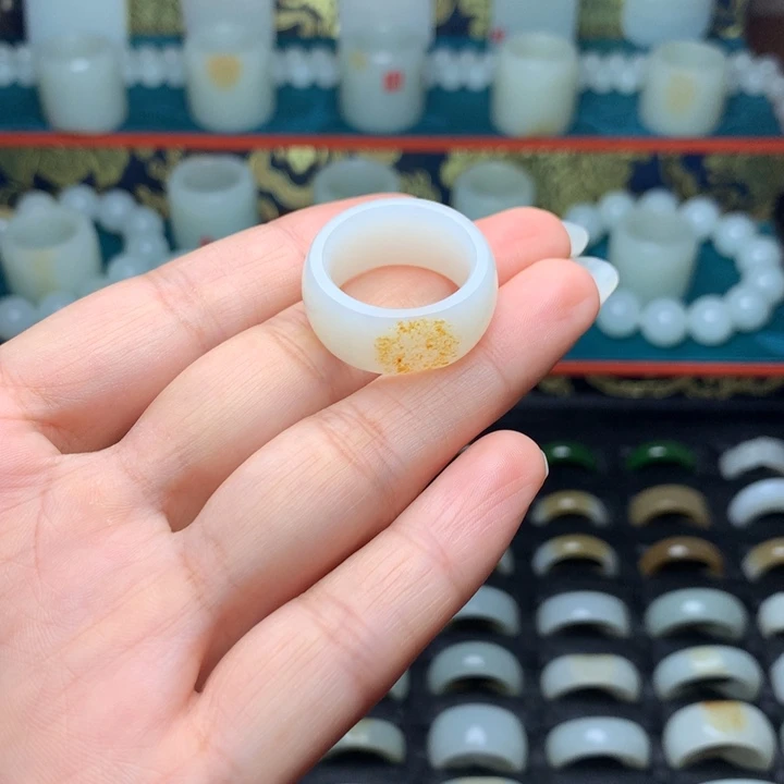 如***洋未镶嵌戒指和田玉