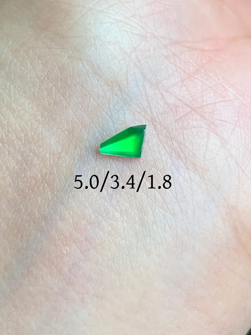 缅甸翡翠冰绿切割/有小小黑点