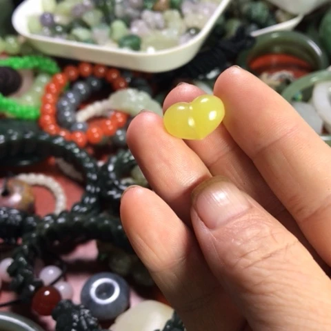 未镶嵌和田玉手机链皮桃
