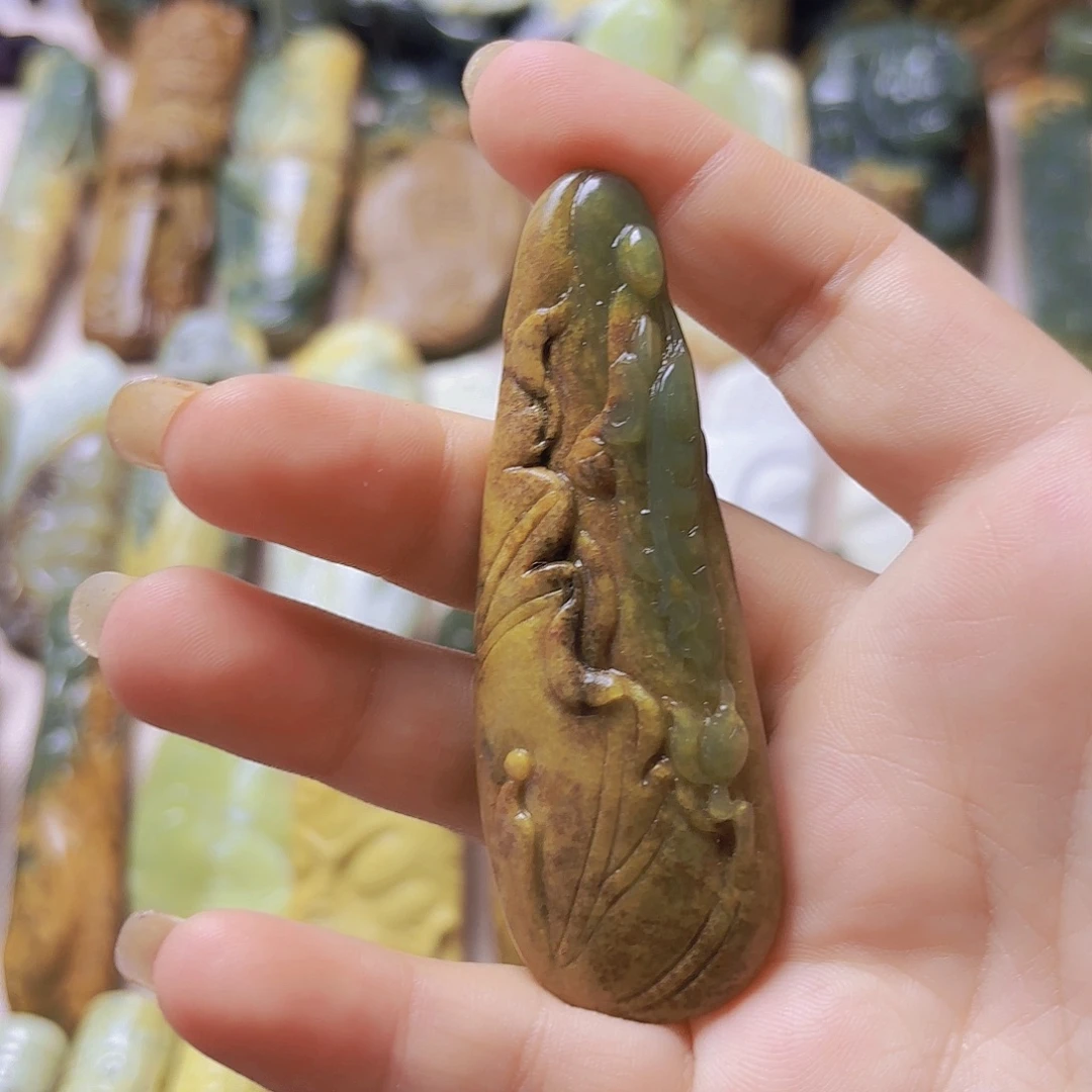 未镶嵌岫岩河磨玉（透闪石质玉）挂件