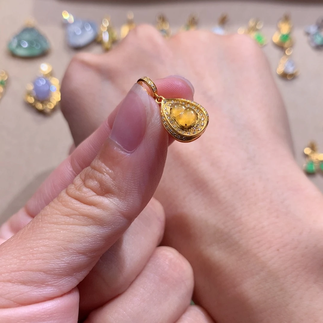 知****翡翠18K金镶嵌颈饰翡翠