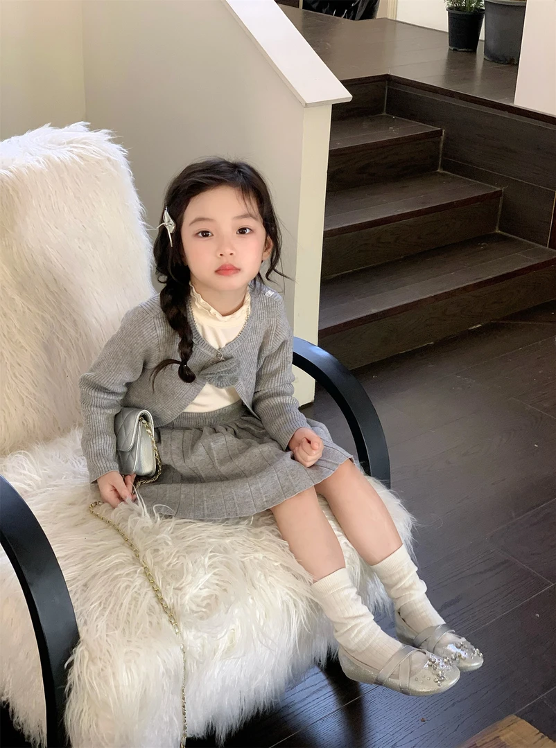 女童25春季新款洋气套装女宝宝学院风花朵开衫+百褶裙灰色两件套