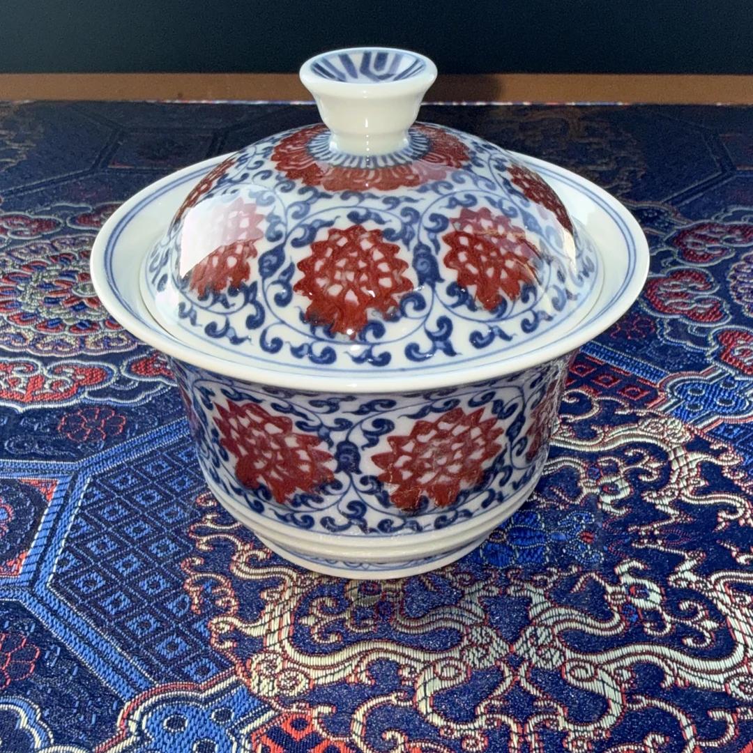 青花釉里红满绘缠枝莲马蹄盖碗