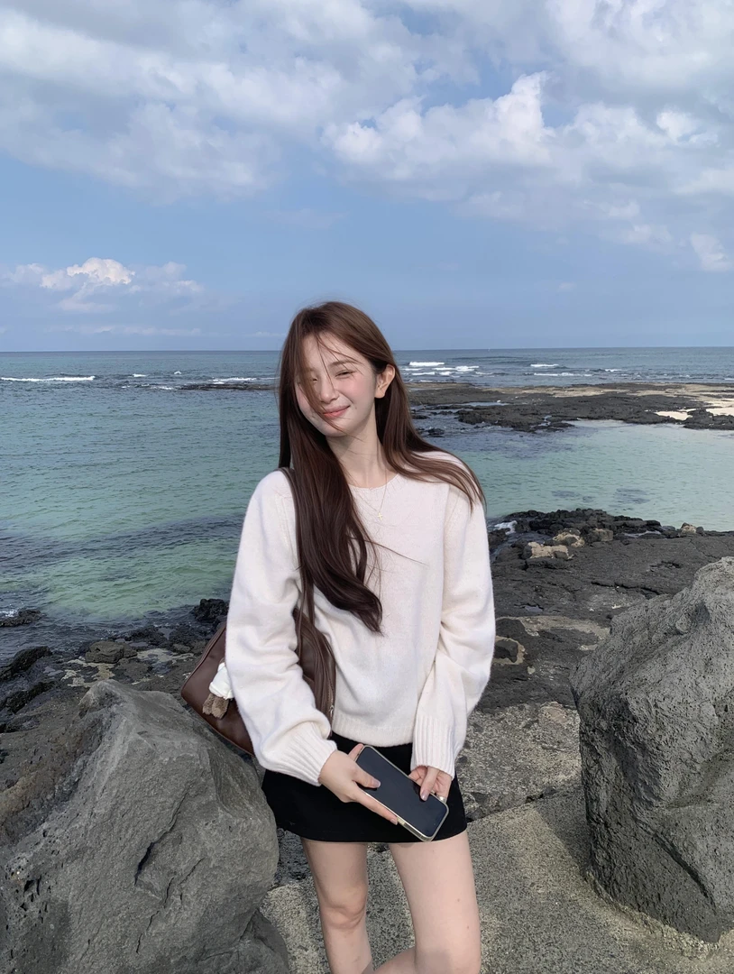 【云巧】春季时尚白色圆领针织上衣减龄显瘦灰色马甲黑色半身裙套装