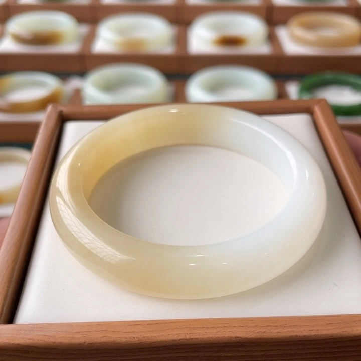 未镶嵌手镯和田玉