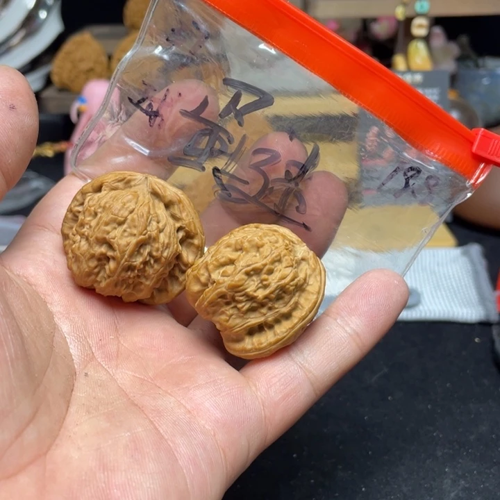 文玩核桃把件蛋**白狮子