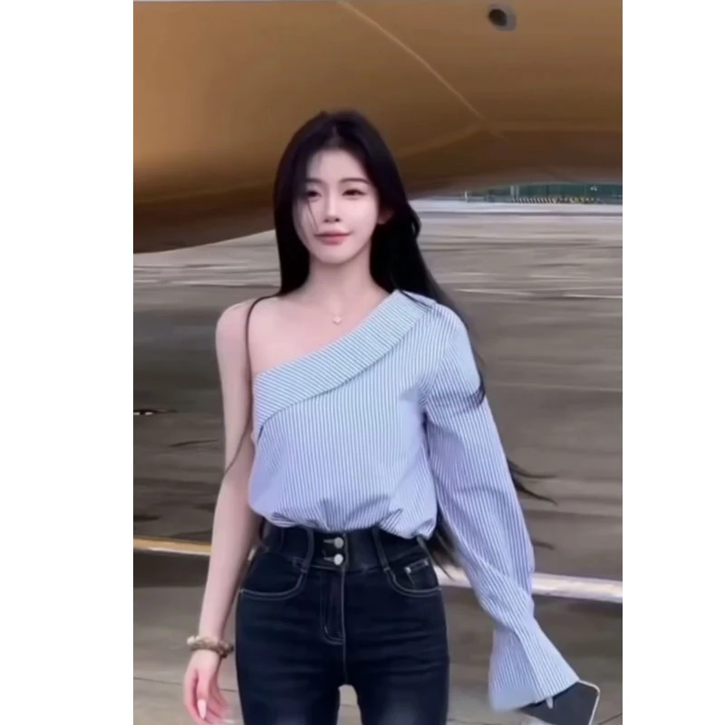 2025夏季新款时尚高级感不规则条纹露肩上衣女配显瘦休闲裤两件套