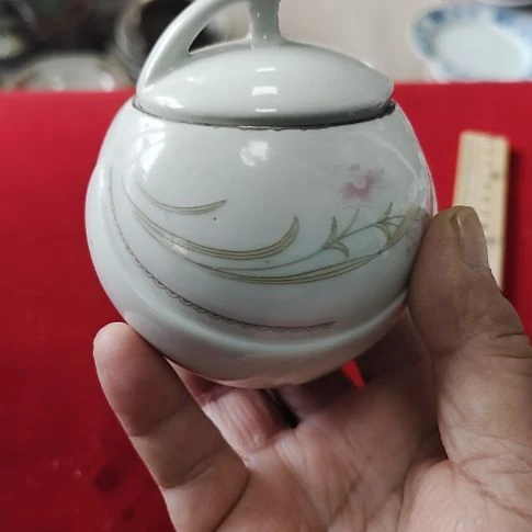 瓷片瓷片，各种摆件，均有瑕疵。沙锅！