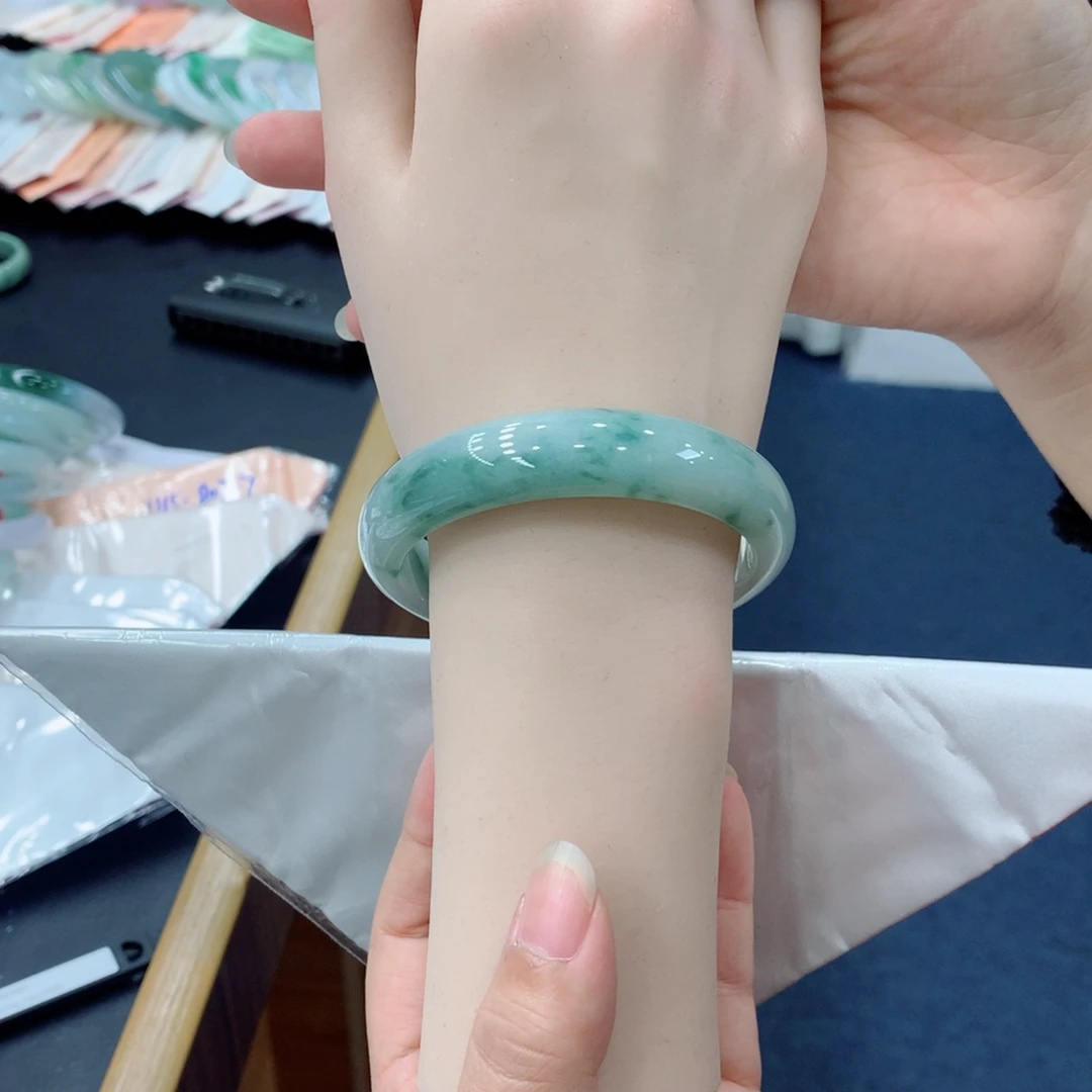 翡翠未镶嵌手镯48小时