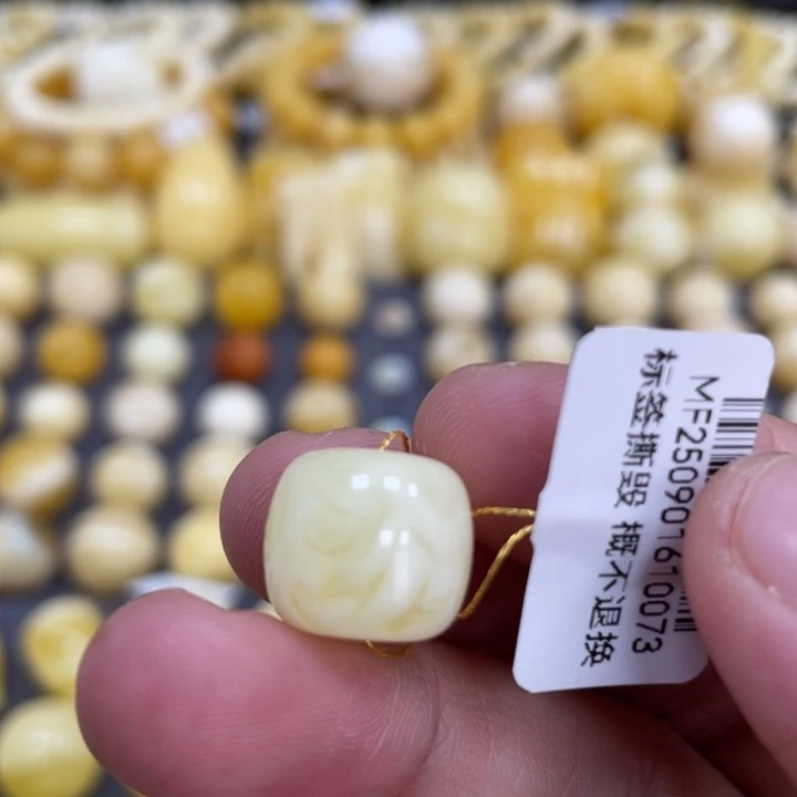 蜜蜡未镶嵌裸石13.4*11.9mm浓蜡白花