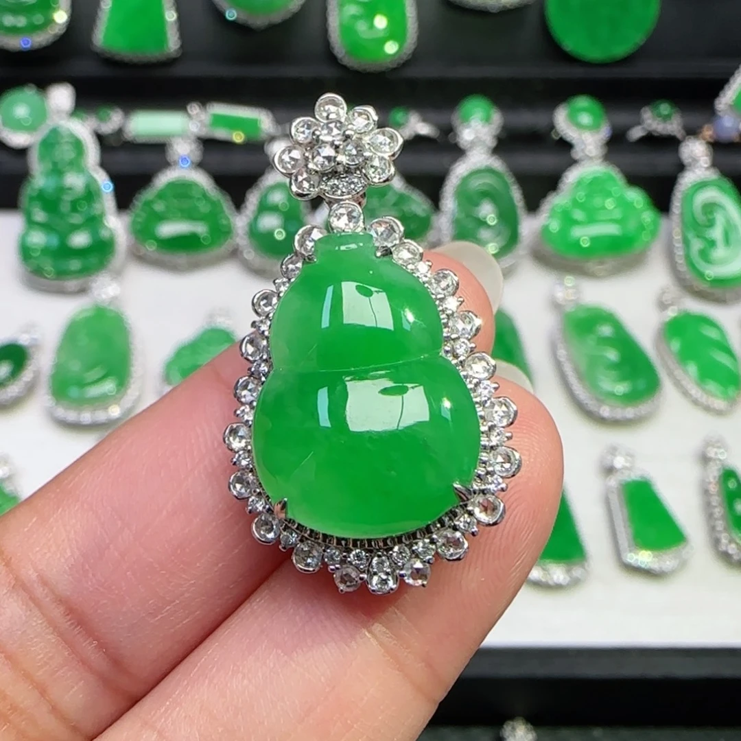 翡翠18K金镶嵌颈饰吊坠