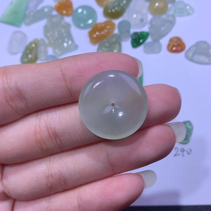 翡翠未镶嵌颈饰扣