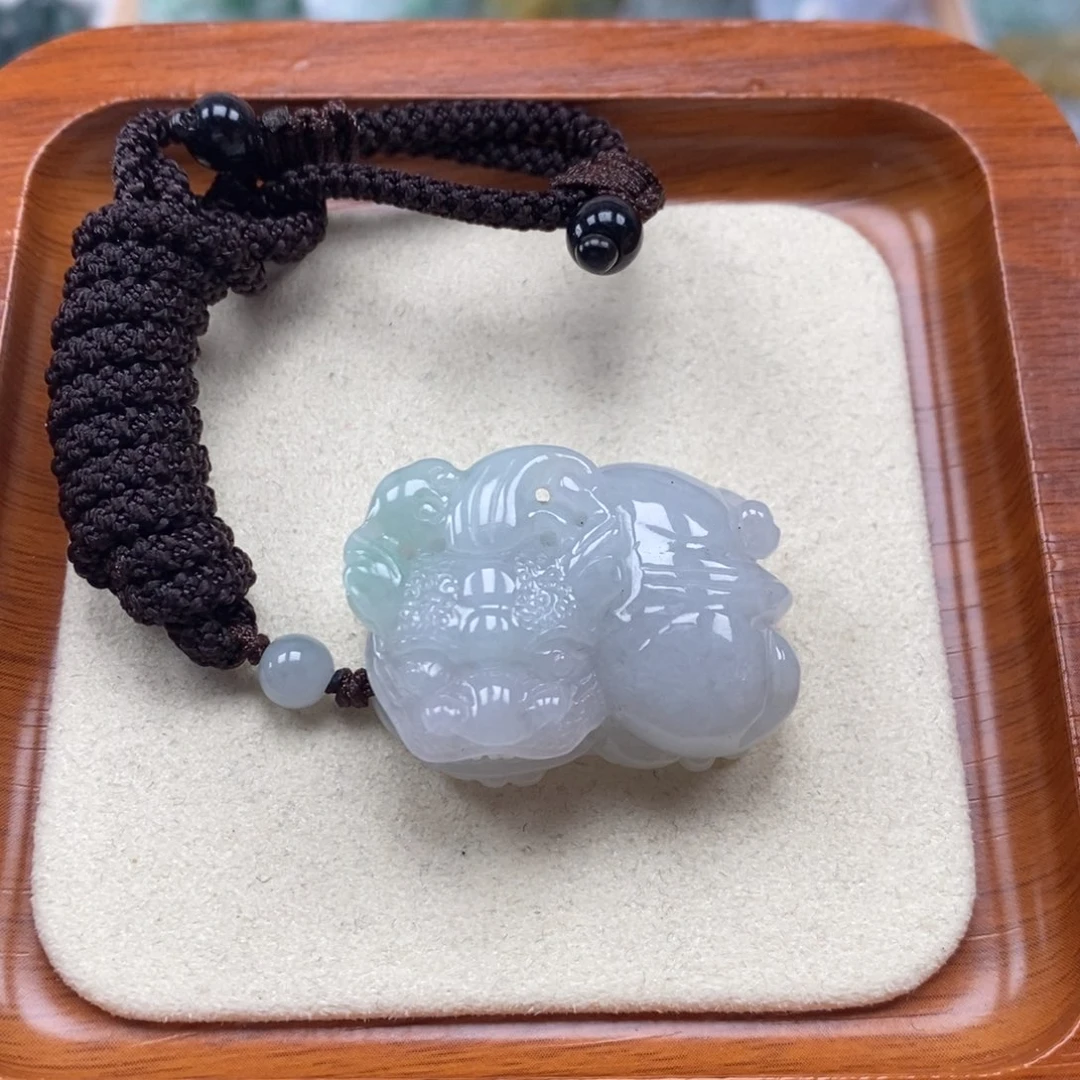 翡翠未镶嵌颈饰霸王貔貅