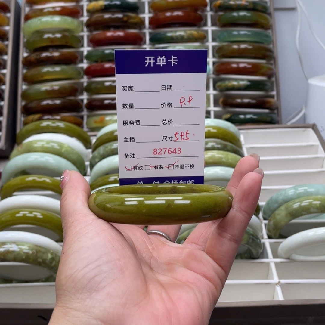 蛇纹石玉未镶嵌手镯夏**風