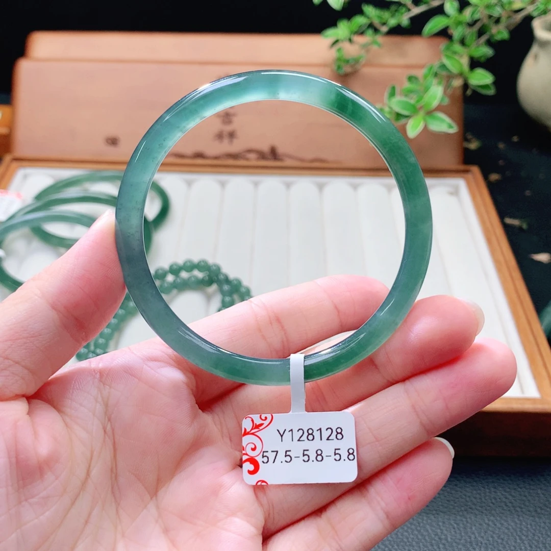翡翠未镶嵌手镯（圆镯）