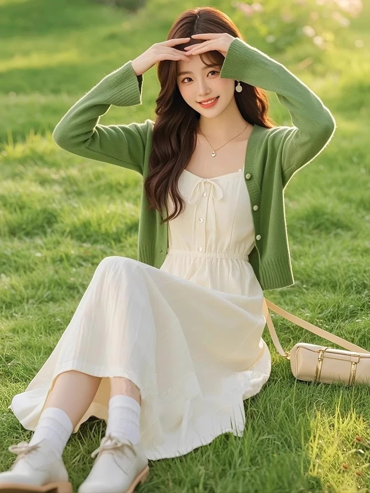 春装搭配一整套森系穿搭名媛气质绿色针织开衫温柔风吊带裙子套装