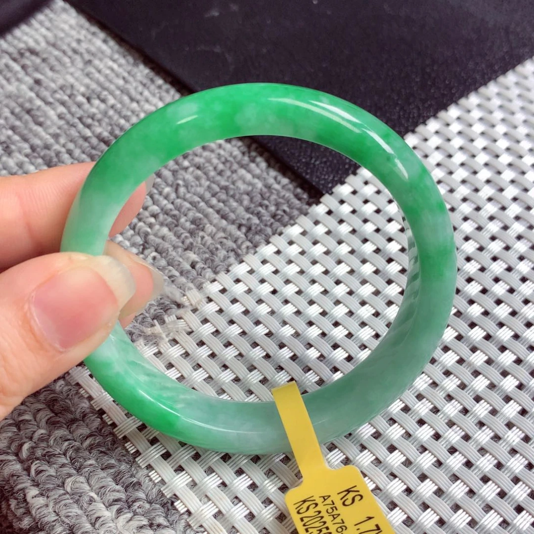 翡翠手镯未镶嵌缅甸