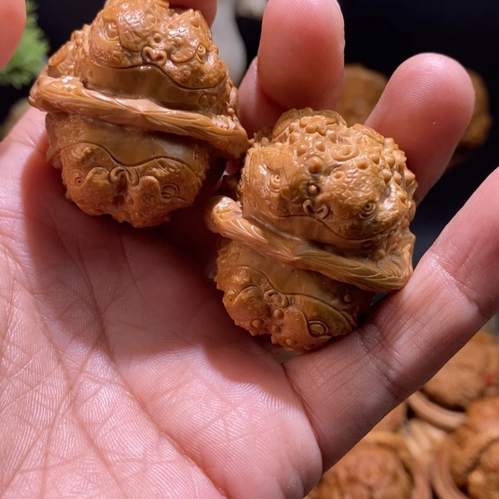 韭***黄文玩核桃把件纯手工雕刻文玩核桃
