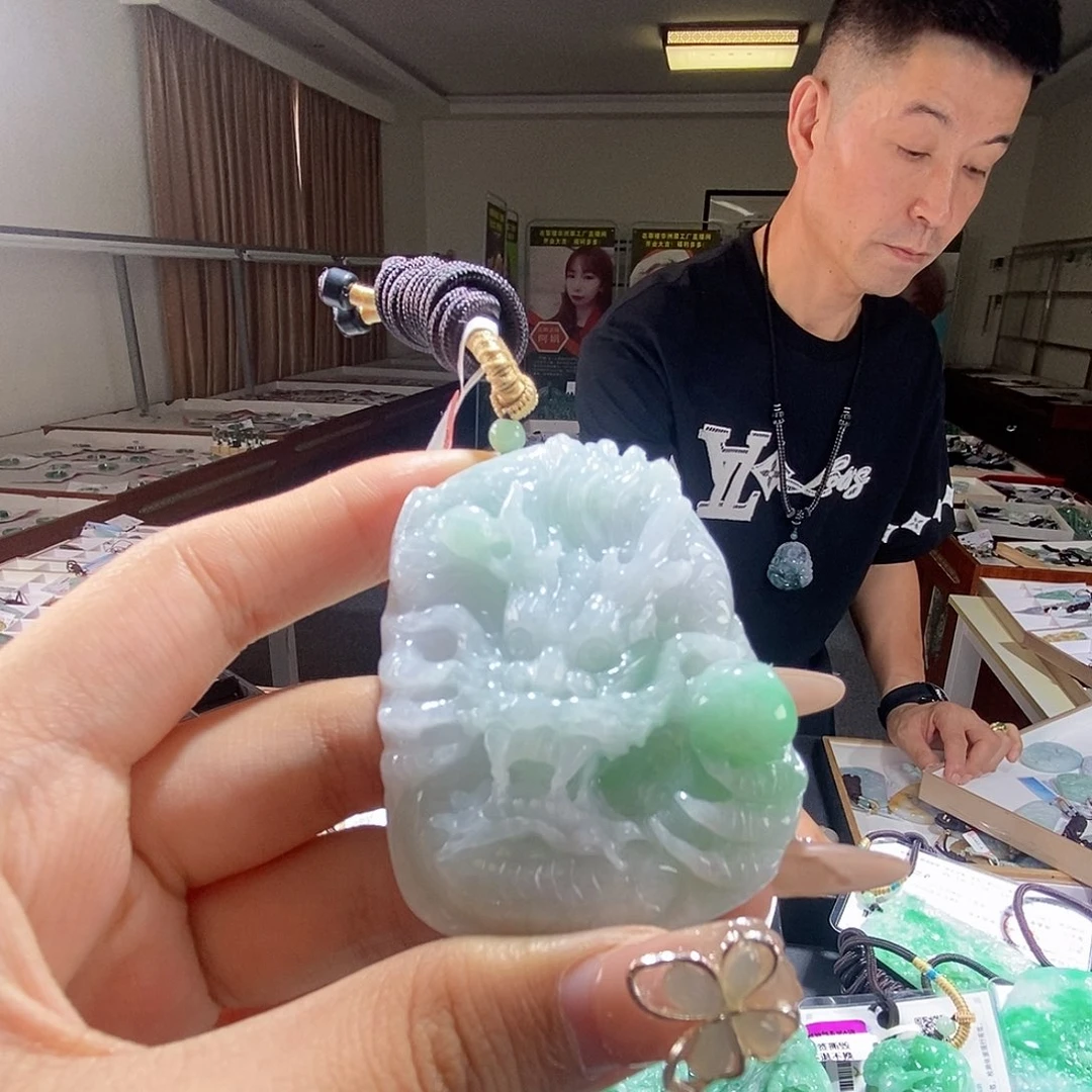 翡翠未镶嵌颈饰在