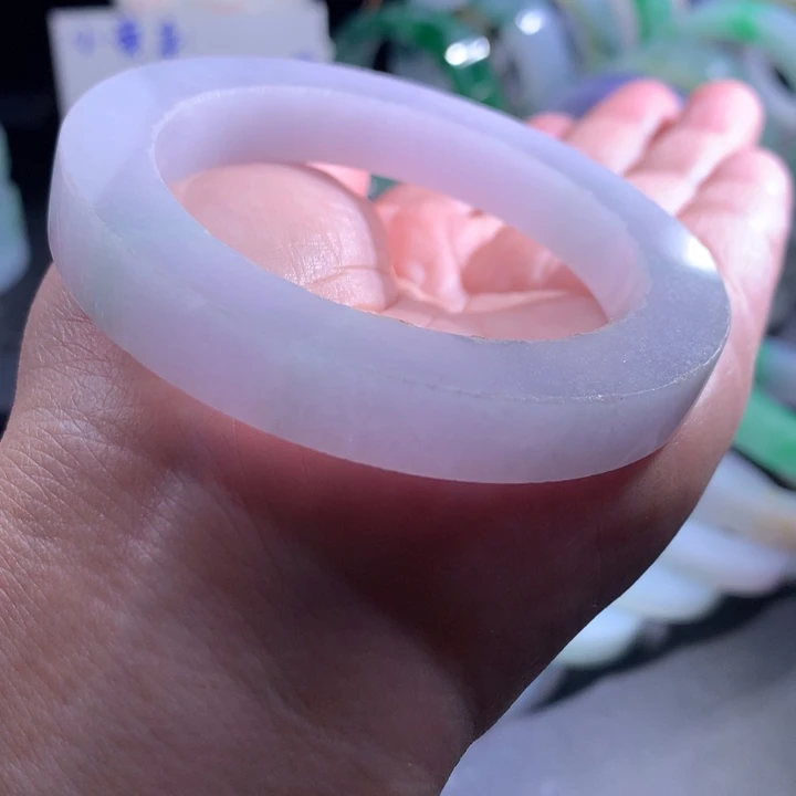 未镶嵌樱花粉55-60圆条定制翡翠