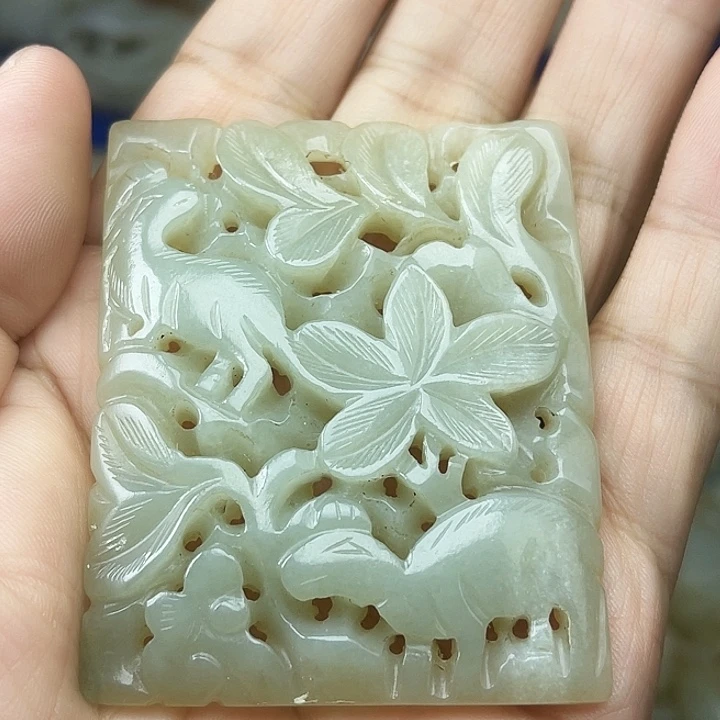 成***功颈饰未镶嵌和田玉（青白玉）