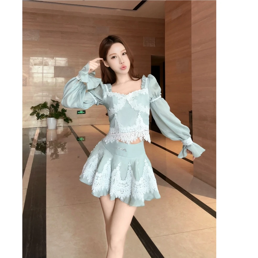 姜穹JIANGQIONG 2025春夏新款时尚荷叶边蕾丝贴花A摆中腰短裙