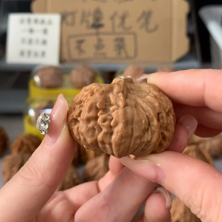 放***下吊坠文玩核桃异形单只，有瑕疵