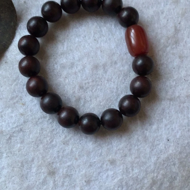 鼎***电木闪电购手串一个。