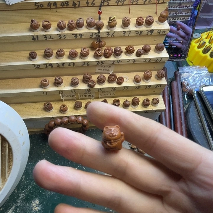 红***火桃核雕刻招财猫一个
