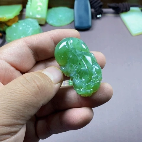 未镶嵌蛇纹石玉颈饰