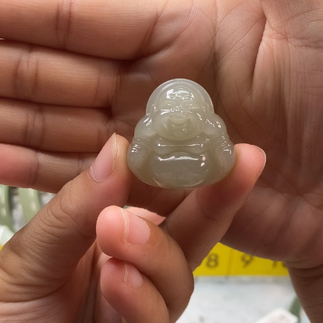 陈***凤颈饰未镶嵌和田玉