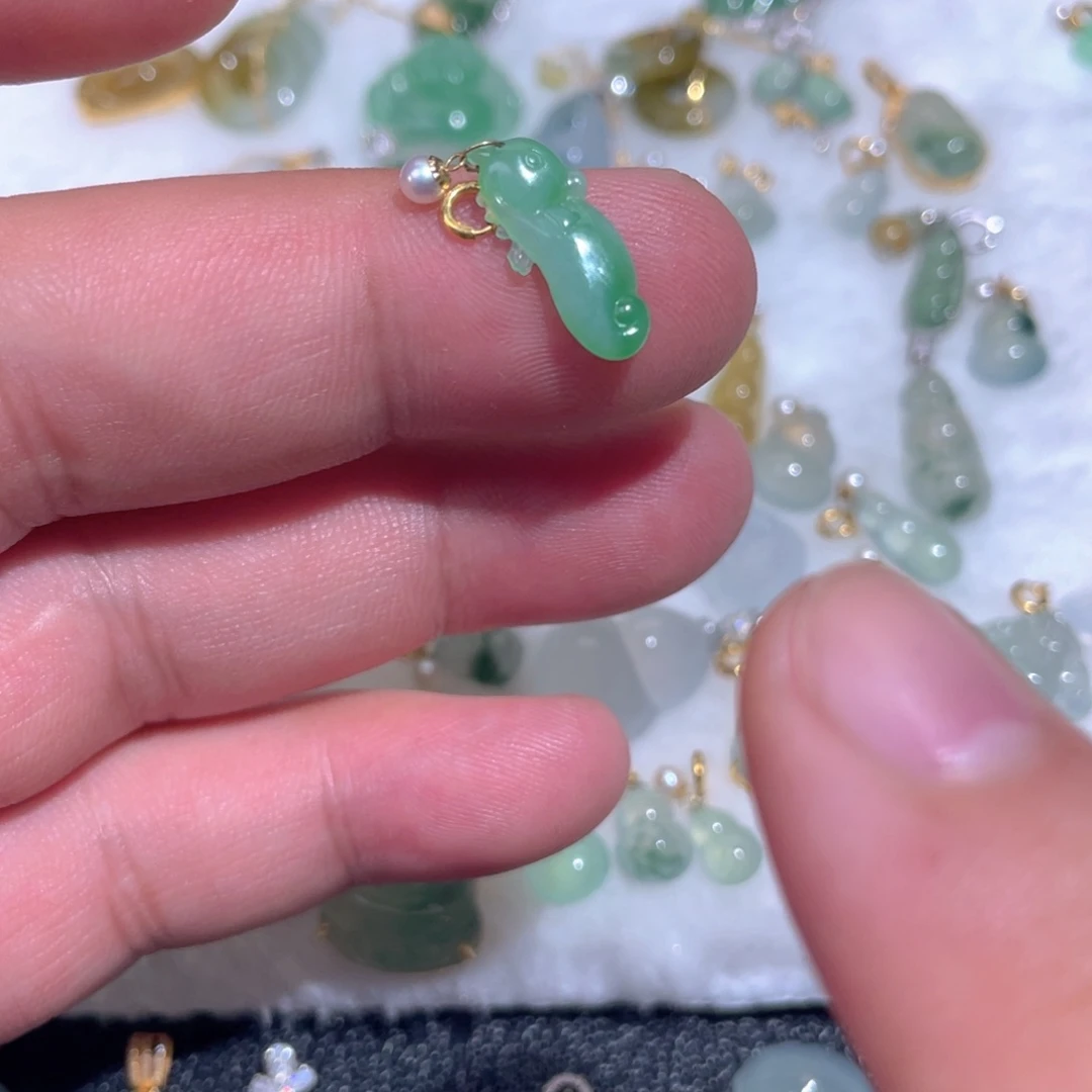 翡翠18K金镶嵌颈饰