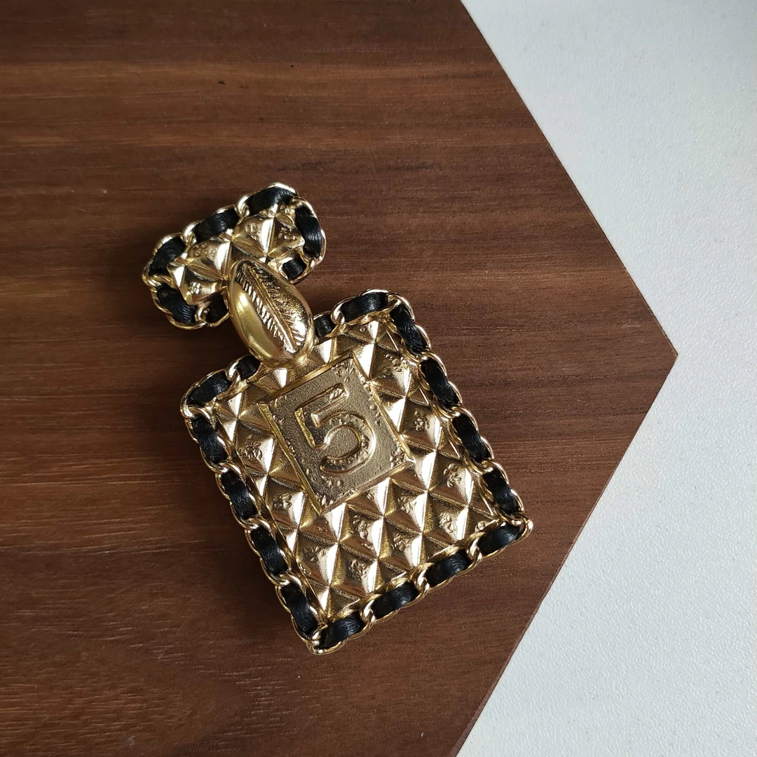 99新 Chanel/香奈儿 Azul-23A黑金皮穿链滚边5号香水瓶胸针41687