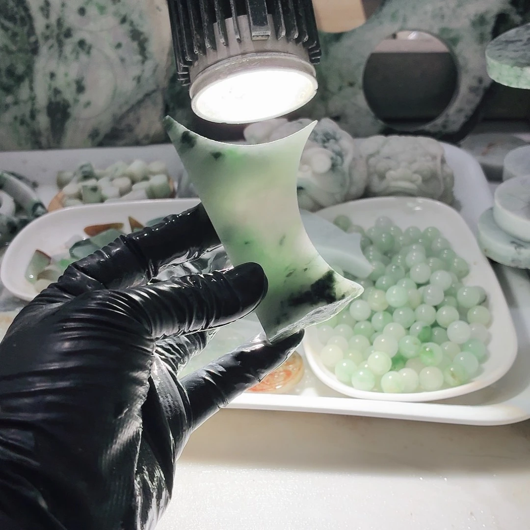 翡翠未镶嵌颈饰边角料