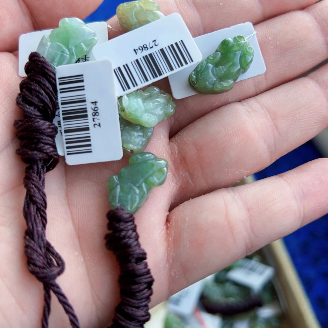 翡翠未镶嵌颈饰貔貅