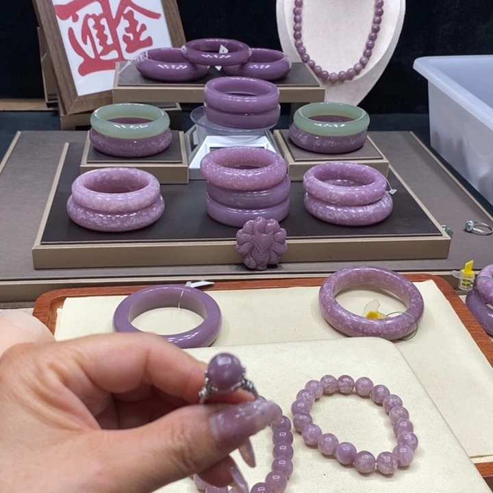 朝***店未镶嵌手镯石英岩玉