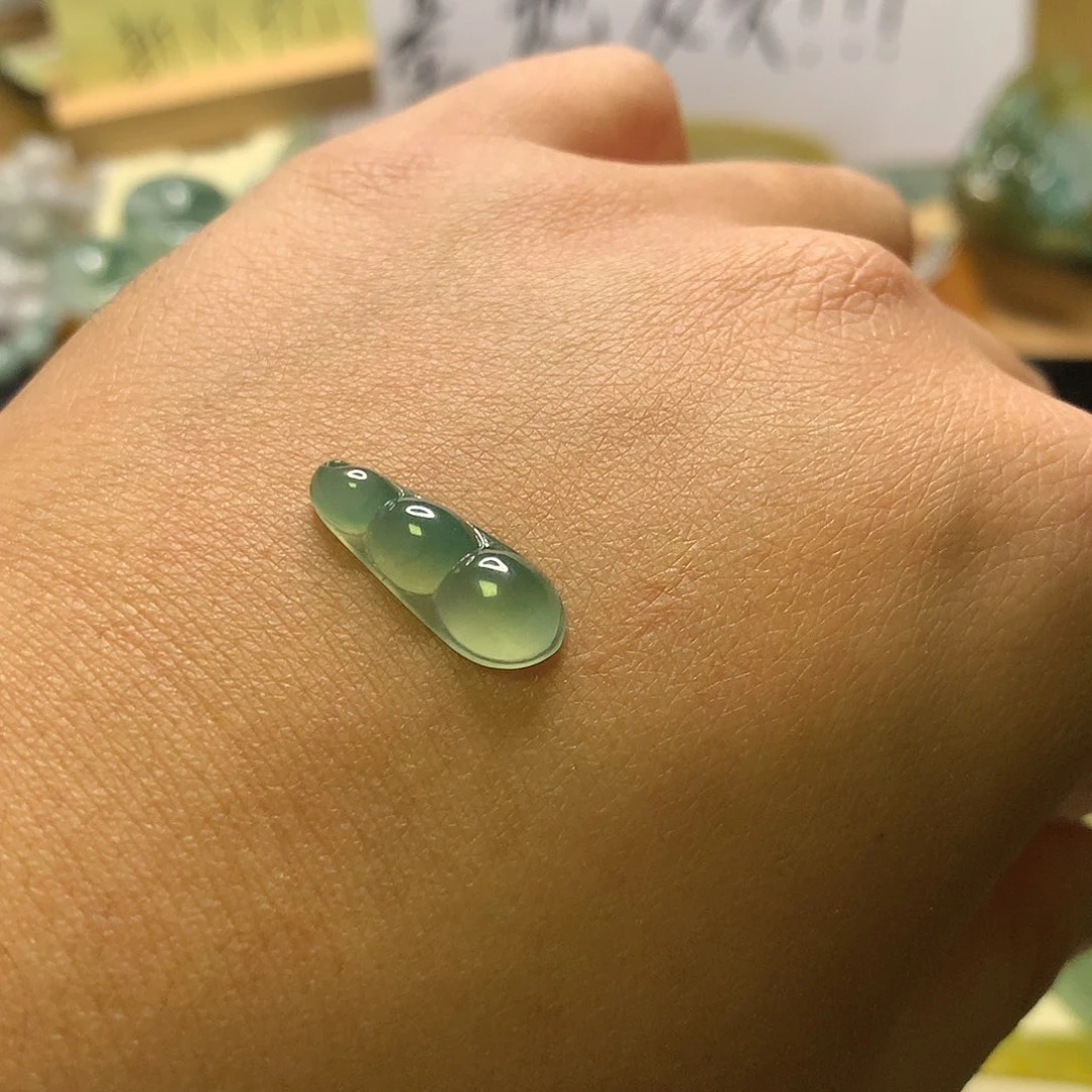 翡翠未镶嵌颈饰豆子