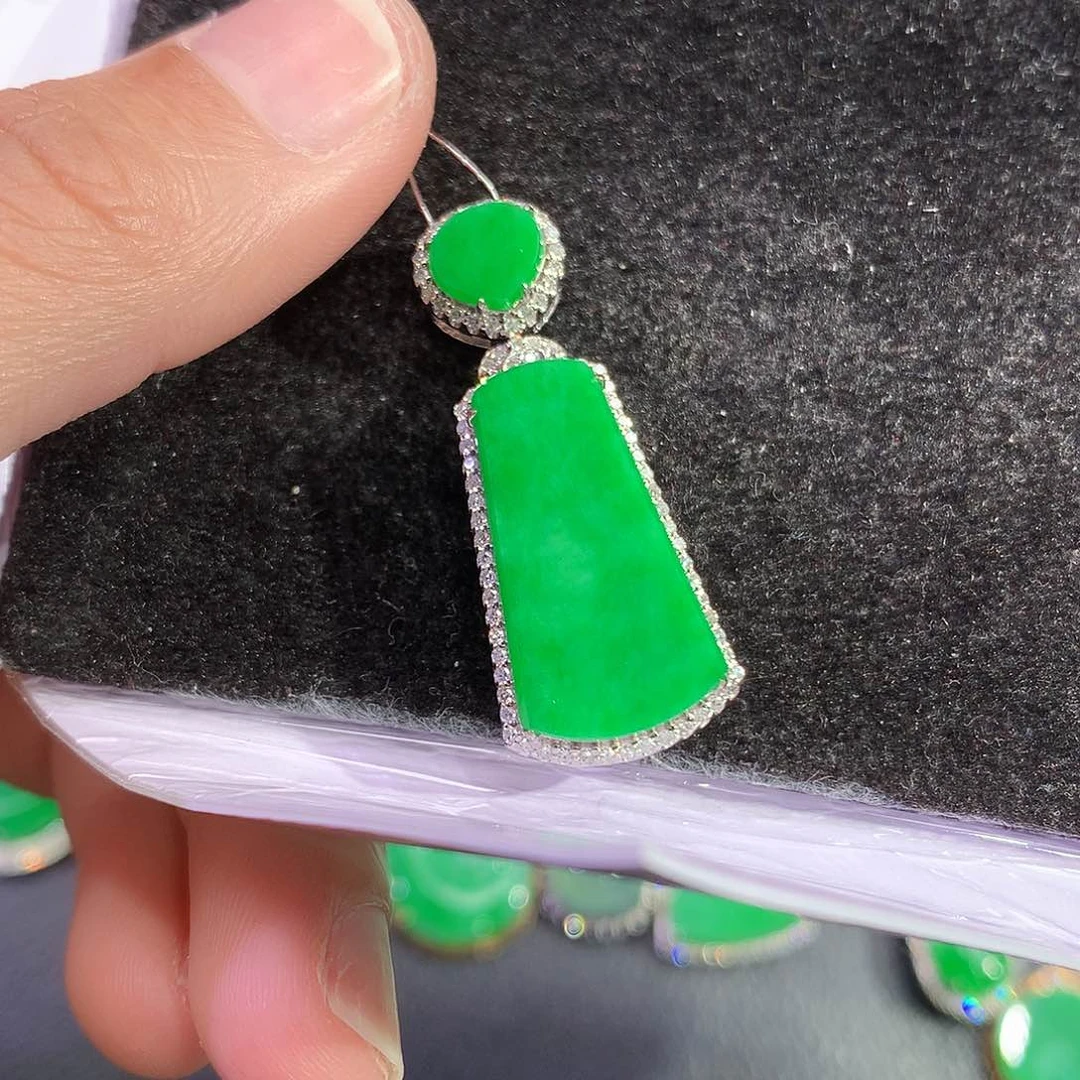 翡翠吊坠(赠链)18K金镶嵌