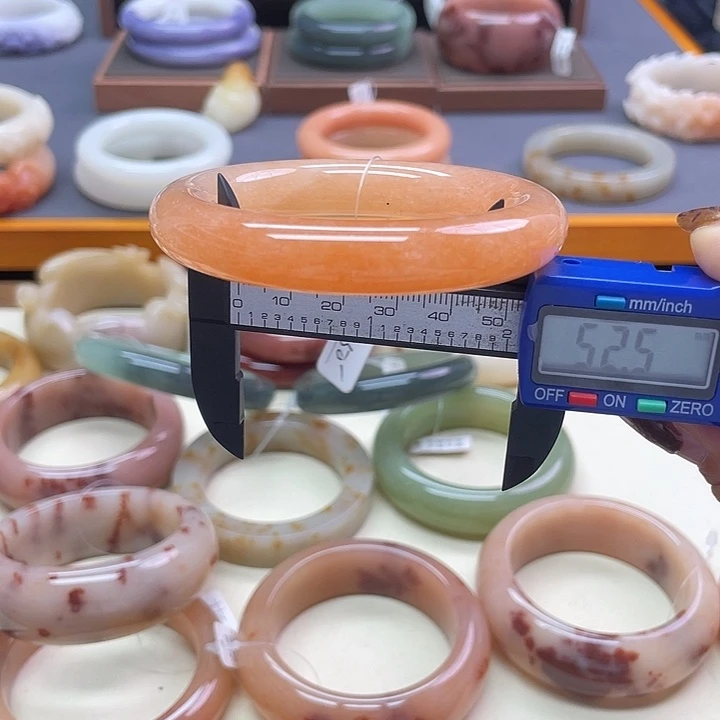 未镶嵌石英岩玉珠宝奇石