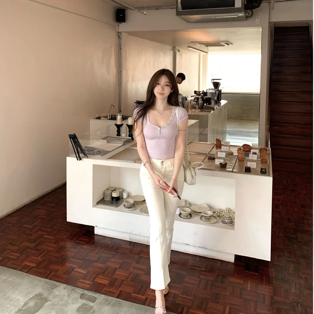 ke7en 米白色也能显瘦牛仔裤米色皮标小阔腿喇叭开衩裤