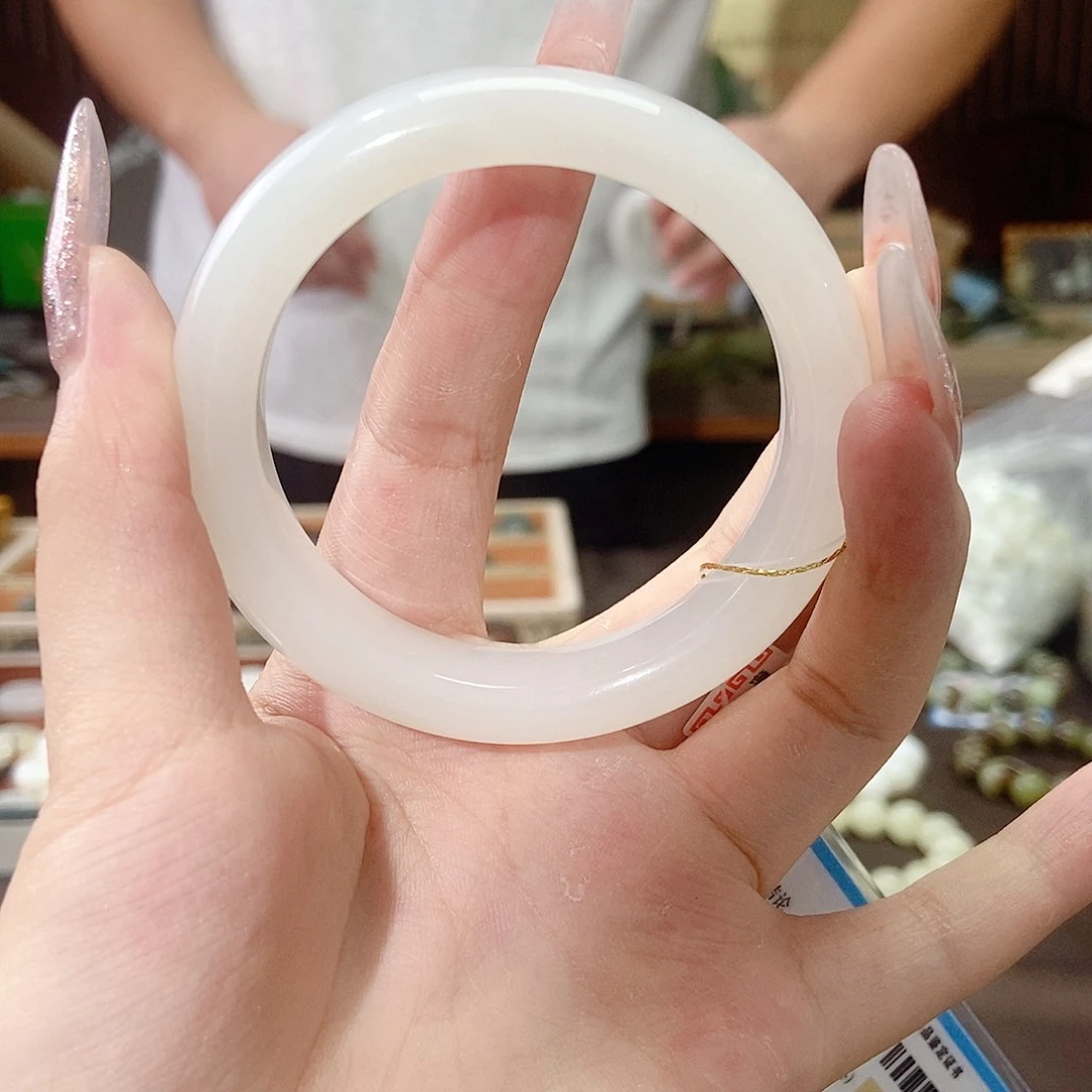 像***着未镶嵌手镯和田玉