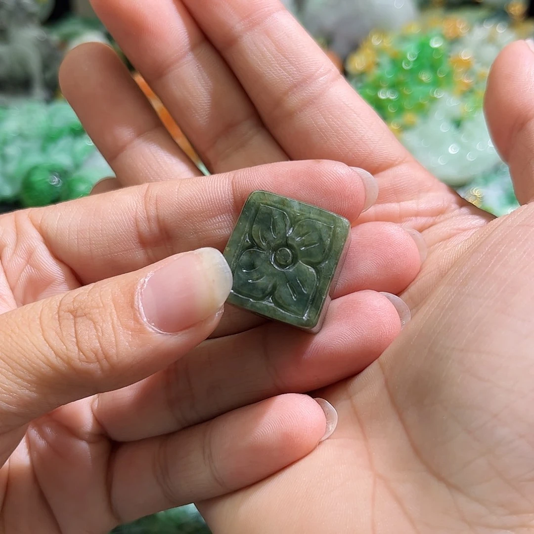 翡翠未镶嵌颈饰待编织