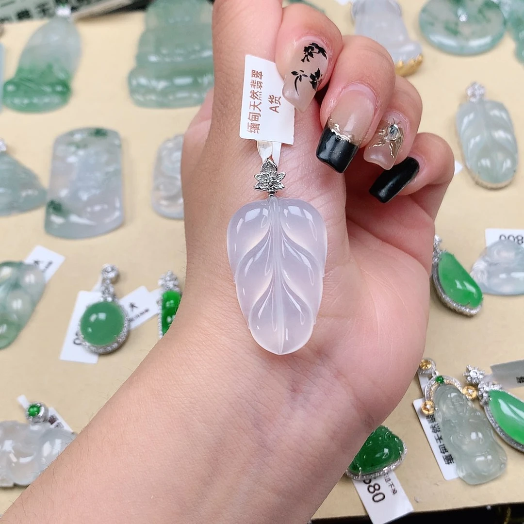 翡翠颈饰18K金镶嵌叶子