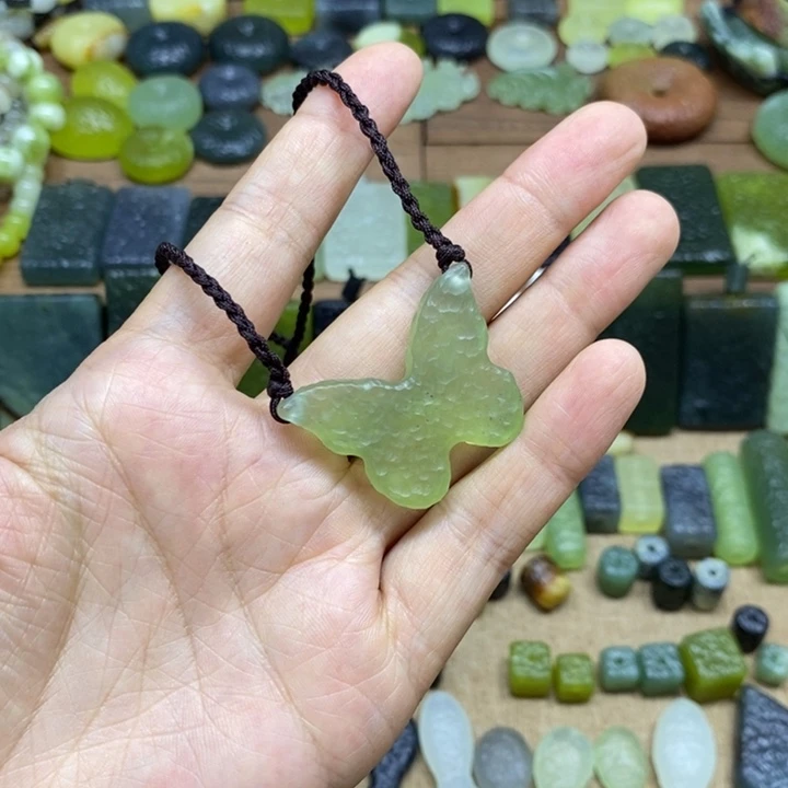 未镶嵌蛇纹石玉颈饰