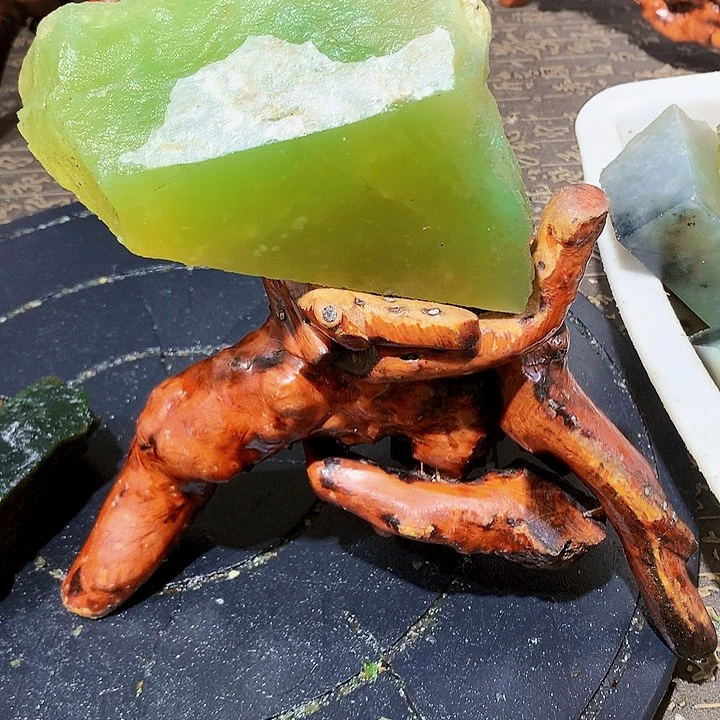 未镶嵌蛇纹石玉珠宝奇石