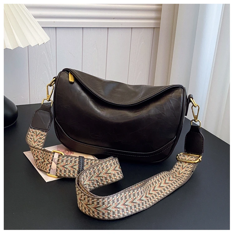 早秋新款乌木女包通勤百搭爆款斜挎包单肩腋下时尚饺子包小众包包