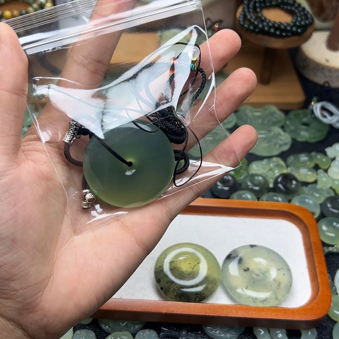 文***扬蛇纹石玉未镶嵌颈饰平安扣加绳