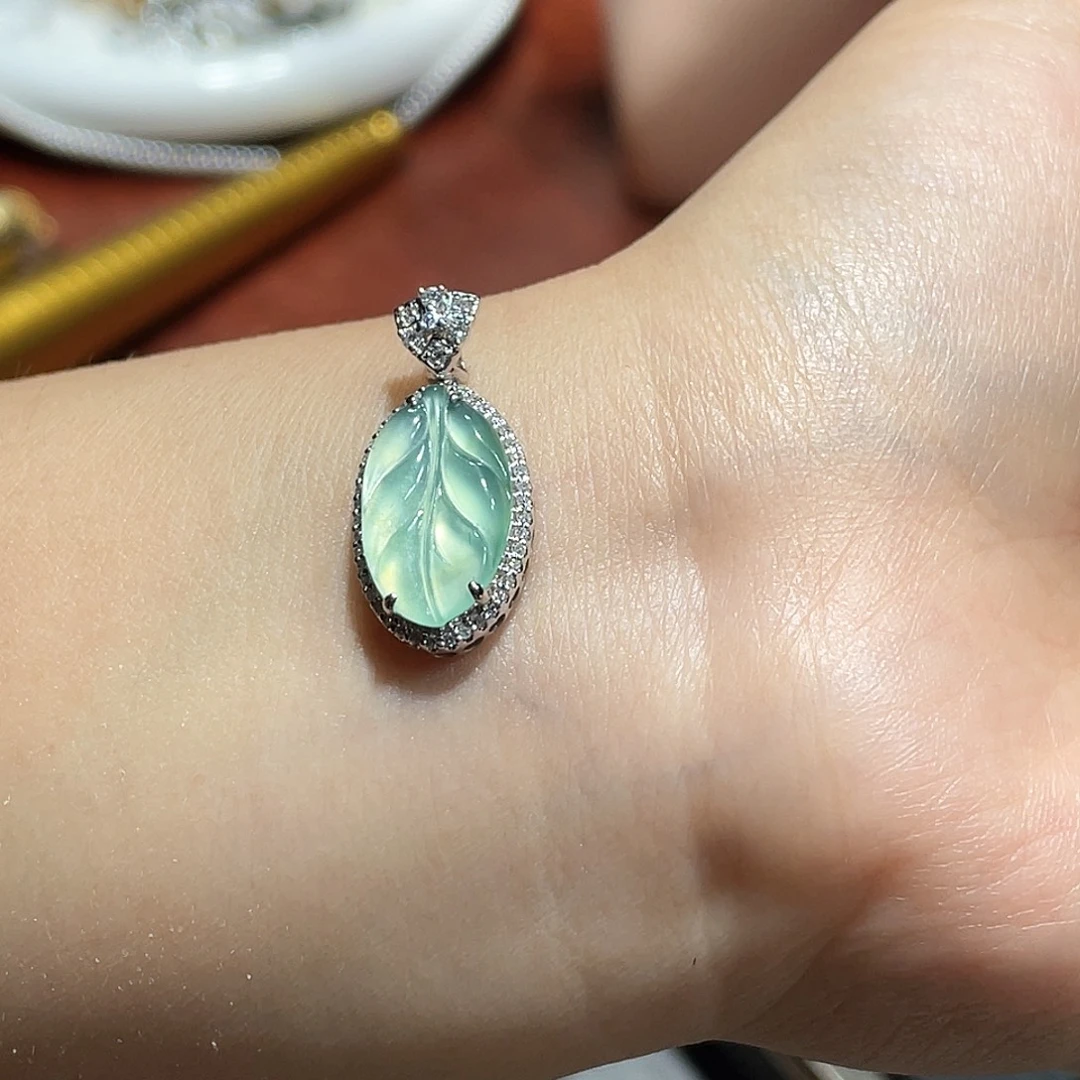 翡翠18K金镶嵌颈饰翡翠