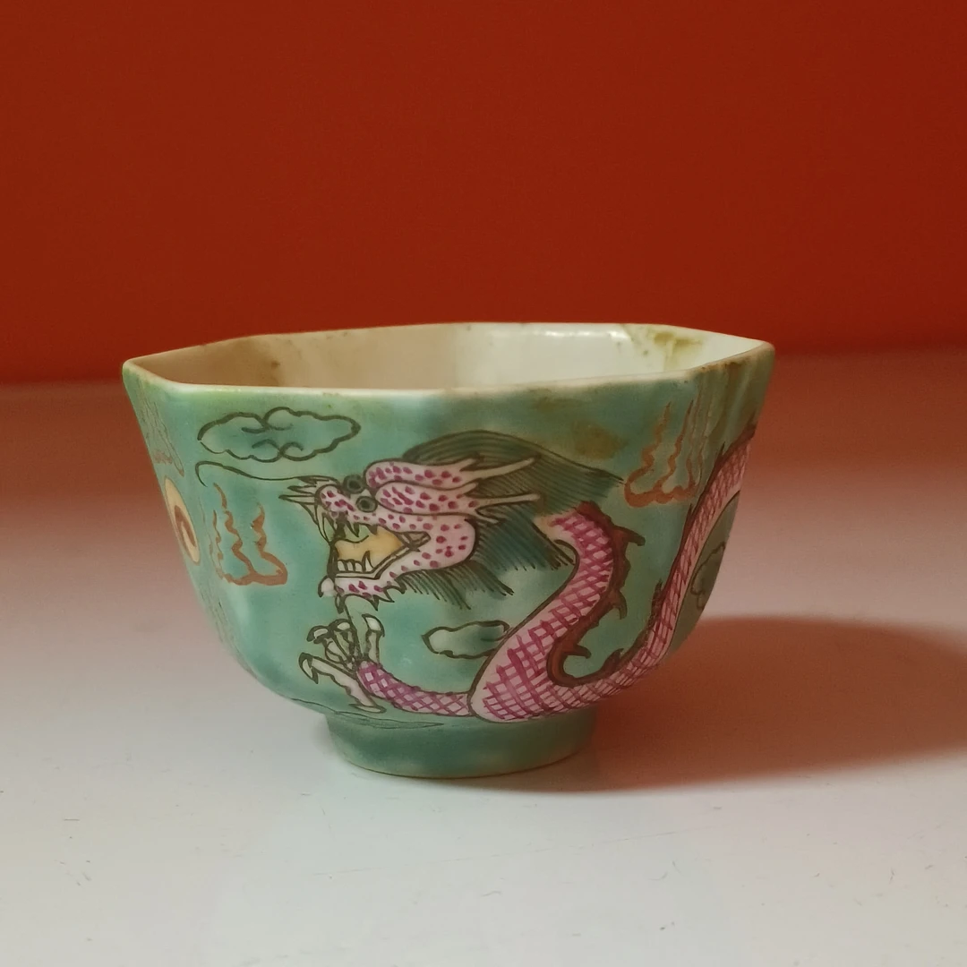 清晚期 绿地粉彩云龙纹八棱杯